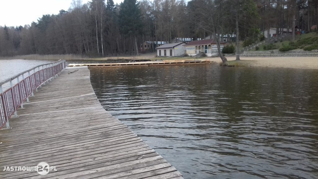 Pomosty nad jeziorem w trakcie remontów przed sezonem 2019