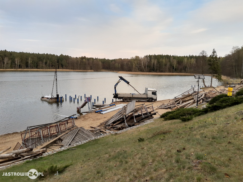 Prace na plaży idą powoli do przodu