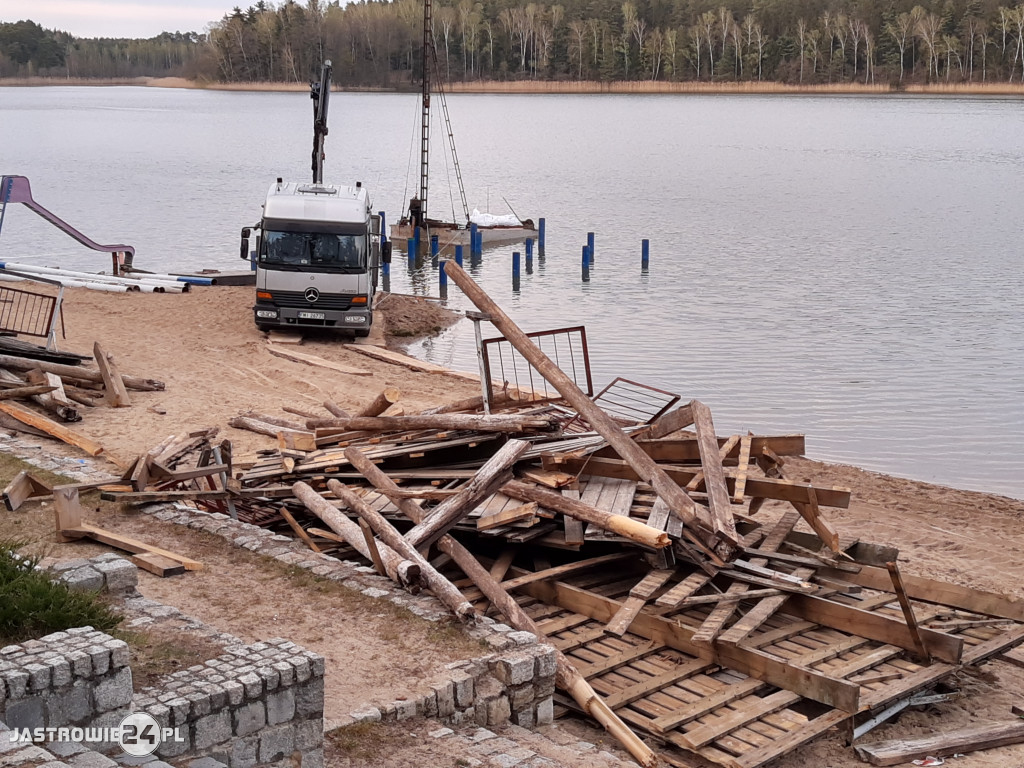 Prace na plaży idą powoli do przodu