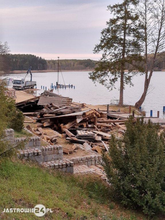 Prace na plaży idą powoli do przodu