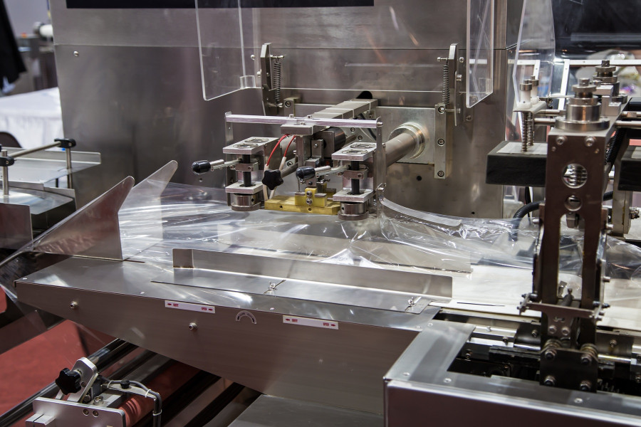 Maszyna flow pack podczas automatycznego pakowania produktów spożywczych w folię