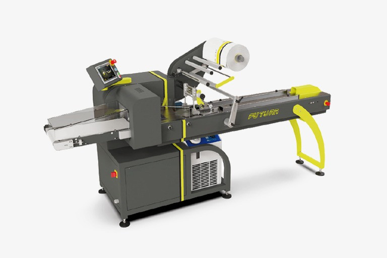 Proces pakowania produktów w rękaw foliowy przez maszynę flow pack