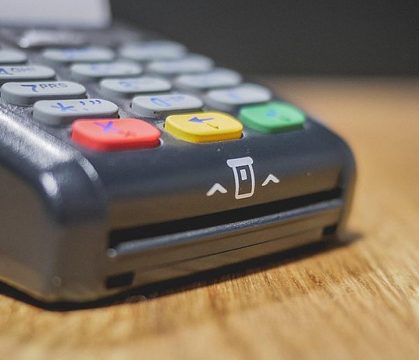 Zakaz sprzedaży i większy nadzór. Tych produktów nie kupią już nieletni-78972