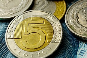 Setki tysięcy Polaków otrzymały nowe świadczenie. Co z resztą?-78994