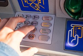Z kont znikały pieniądze. Policja i bank badają ogólnopolski incydent-79587