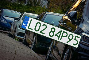 Tablice z zielonymi napisami na kolejnych autach. Nie chodzi o "elektryki"-79855