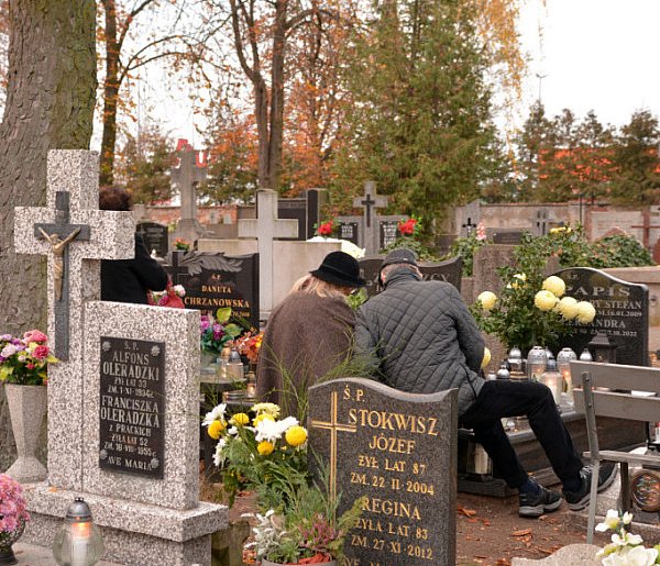 Savoir-vivre na 1 listopada. Jak się zachować podczas wizyty na cmentarzu?-79615