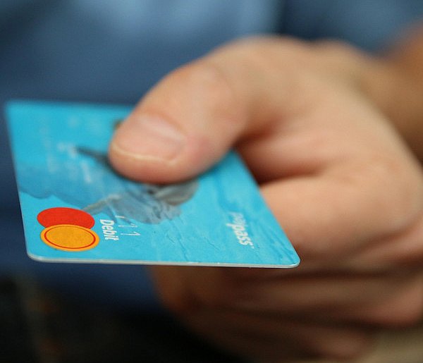 Fiskus skontroluje płatności kartą Polaków? Resort zabiera głos-79680