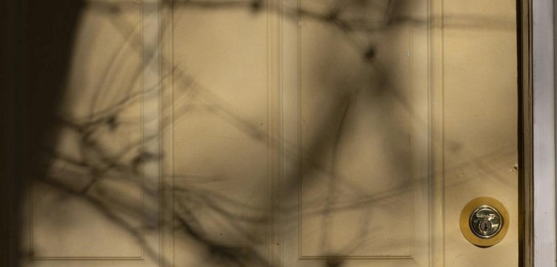 Odświeżenie szafy przesuwnej folią – styl i funkcjonalność w jednym