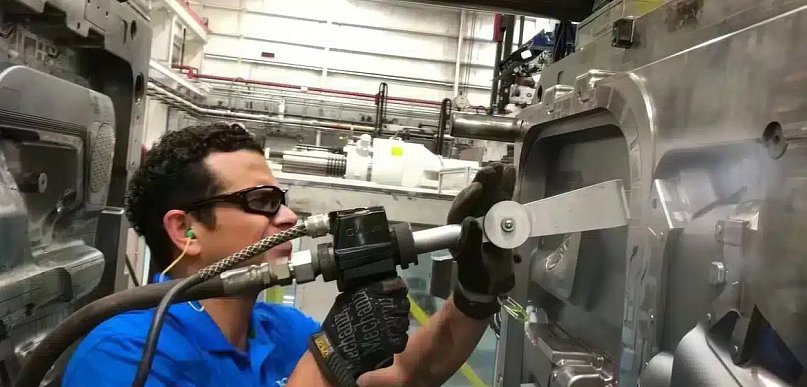 Dlaczego firmy coraz częściej inwestują w własne systemy produkcji suchego lodu