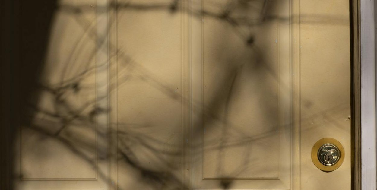 Odświeżenie szafy przesuwnej folią – styl i funkcjonalność w jednym