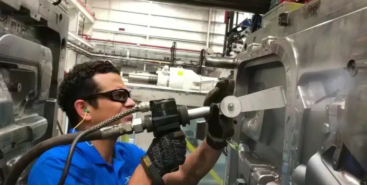 Dlaczego firmy coraz częściej inwestują w własne systemy produkcji suchego lodu